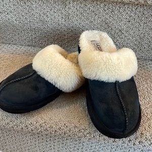 UGG SHEARLING SLIP ON’s BLACK/ cream fur size 6